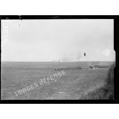Serches (Aisne). Un tir de barrage exécuté par le Storch (canon de tranchée anglais). [légende d'origine]