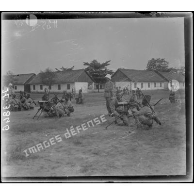 Douala. Camp de la 3e compagnie de tirailleurs. Exercices. [légende d'origine]