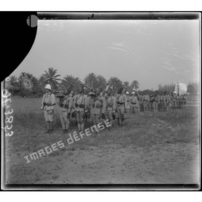 Douala. Camp de la 3e compagnie de tirailleurs. Mitrailleurs. [légende d'origine]