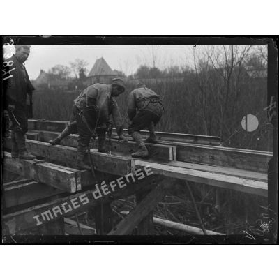 Soissons (Aisne). Construction d'un pont sur l'Aisne. Le perçage des traverses. [légende d'origine]