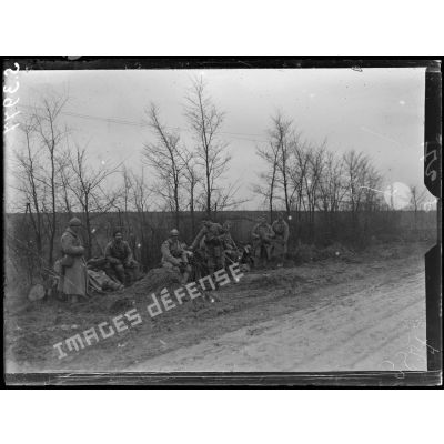 Près du moulin de Laffaux (Aisne). Soldats faisant halte sur la route de Maubeuge. [légende d'origine]