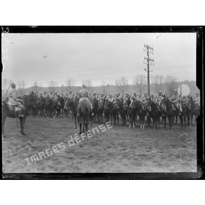 Bucy-le-Long (Aisne). Le 2e chasseurs à cheval passé en revue par son colonel. [légende d'origine]
