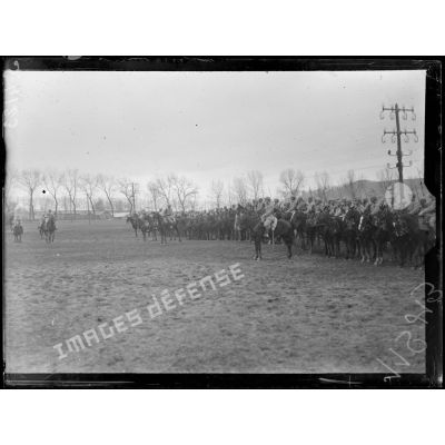 Bucy-le-Long (Aisne). Le 2e chasseurs à cheval passé en revue par son colonel. [légende d'origine]