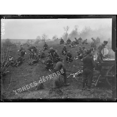 Entre Crouy et Bucy-le-Long (Aisne). Halte des troupes américaines, distribution de la soupe. [légende d'origine]