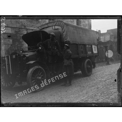 Crouy (Aisne). Transport de troupes américaines par camions automobiles. [légende d'origine]