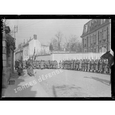 Soissons. La sortie des drapeaux du 410ème d'infanterie. Les troupes rendent les honneurs. [légende d'origine]