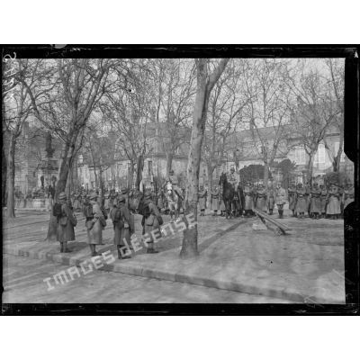 Soissons. La sortie des drapeaux du 410ème d'infanterie. Les troupes rendent les honneurs. [légende d'origine]