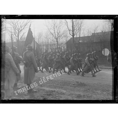 Soissons (Aisne). Après la revue du 410ème d'infanterie, défilé devant un drapeau. [légende d'origine]