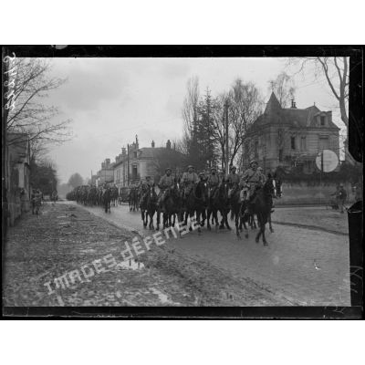 Soissons. Après la revue, le 2e chasseurs à cheval défile en ville. [légende d'origine]