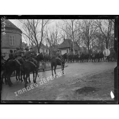 Soissons. Après la revue, le 2e chasseurs à cheval défile en ville. A gauche, les trompettes. [légende d'origine]
