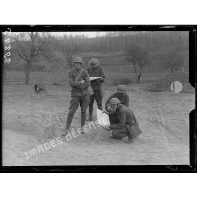 Serches (Aisne). Troupes américaines. Soldats lisant les journaux. [légende d'origine]
