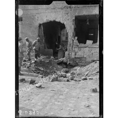Soissons. Maison détruite par une bombe d'avion. [légende d'origine]