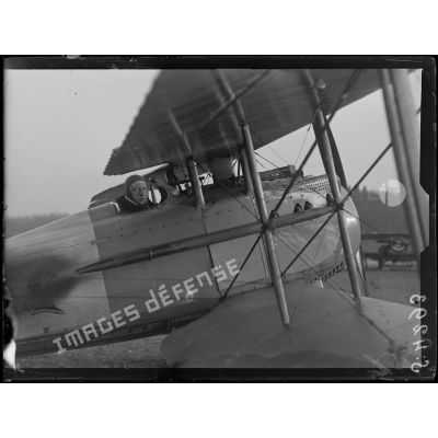 Coincy (Aisne). Camp d'aviation. Le lieutenant Guérin dans son avion. [légende d'origine]