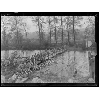 Celles-lès-Condé (Aisne). Répétition du coup de main du 11 mai sur Anizy. Les troupes passent le canal. [légende d'origine]