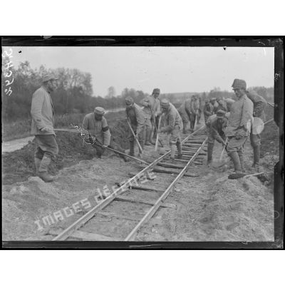 Pernant (Aisne). Soldats italiens installant une voie de 0,60. [légende d'origine]