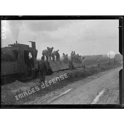 Pernant (Aisne). soldats italiens installant une voie de 0,60. Le ballastage. [légende d'origine]