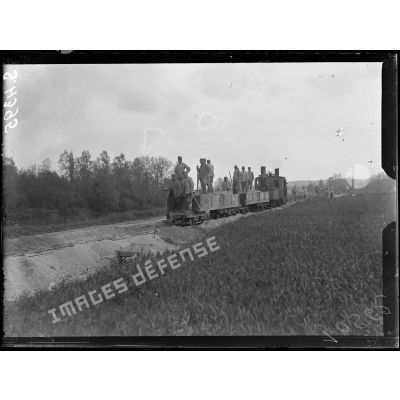 Pernant (Aisne). soldats italiens installant une voie de 0,60. Arrivée du ballast. [légende d'origine]