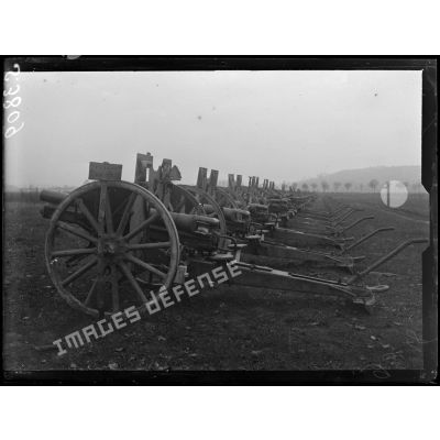 [Mercin-Pommiers (Aisne). Canons de 77 mm allemands.]