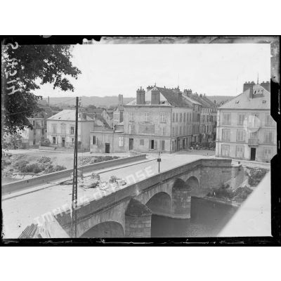 Château-Thierry (Aisne). Le pont sur le canal, au fond la cathédrale. [légende d'origine]