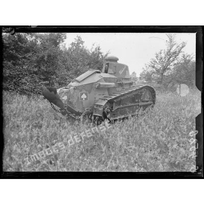May-en-Multien (Seine-et-Marne). Tank Renault, manoeuvres diverses. [légende d'origine]