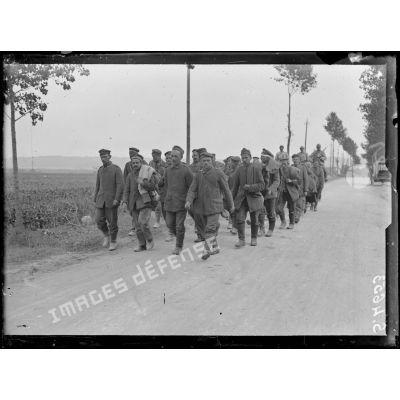 Trilport (Seine-et-Marne). Prisonniers allemands venant des lignes. [légende d'origine]