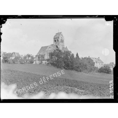 Veuilly-la-Poterie (Aisne). L'église et le village. [légende d'origine]
