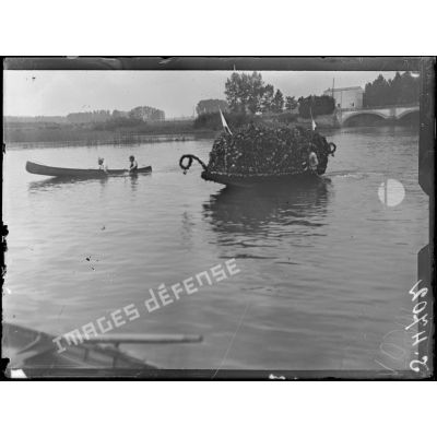 Germigny-l'Evêque (Seine-et-Marne). Le 14 juillet 1918. Concours de barques fleuries. [légende d'origine]