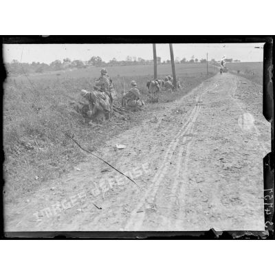 Longpont (Aisne). Les soldats font des abris individuels dans le talus de la route. [légende d'origine]