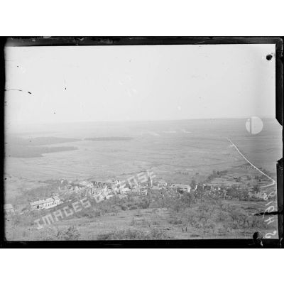 Panorama de la plaine de la Woëvre pris du Mont Sec, qui appartenait aux Allemands. [légende d'origine]