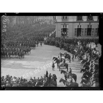 Bruxelles. Entrée des souverains. Les troupes défilent devant le roi et la reine. [légende d'origine]