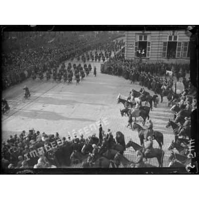 Bruxelles. Entrée des souverains. Le roi, la reine, le prince héritier assistent au défilé des troupes. [légende d'origine]