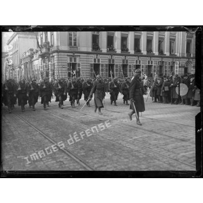 Bruxelles. Entrée des souverains. Les troupes défilant devant le roi, la reine, le prince héritier. [légende d'origine]