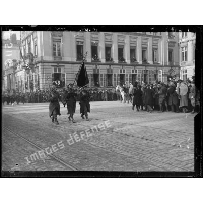 Bruxelles. Entrée des souverains. Les troupes défilant devant le roi, la reine, le prince héritier. [légende d'origine]