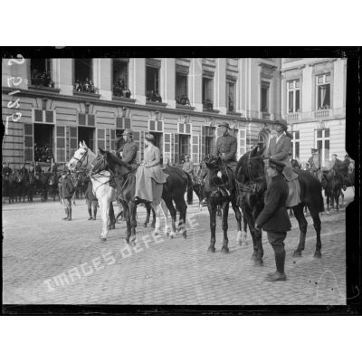 Bruxelles. Entrée des souverains. Le roi saluant pendant le défilé de troupes. [légende d'origine]
