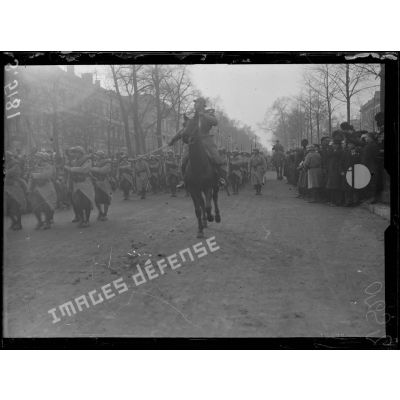 Bruxelles, Belgique. La 70ème division défile devant le général Degoutte et le ministre de France. [légende d'origine]