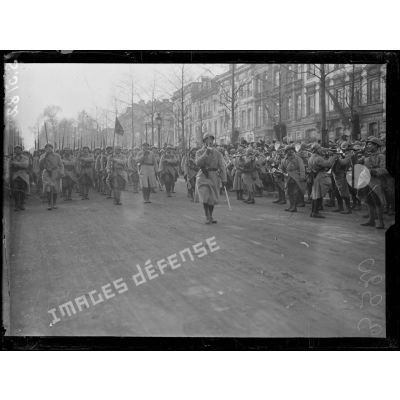 Bruxelles, Belgique. La 70ème division défile devant le général Degoutte et le ministre de France. La musique d'un régiment. [légende d'origine]