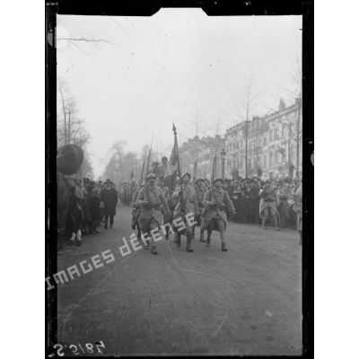 Bruxelles, Belgique. La 70ème division défile devant le général Degoutte et le ministre de France. Le drapeau. [légende d'origine]