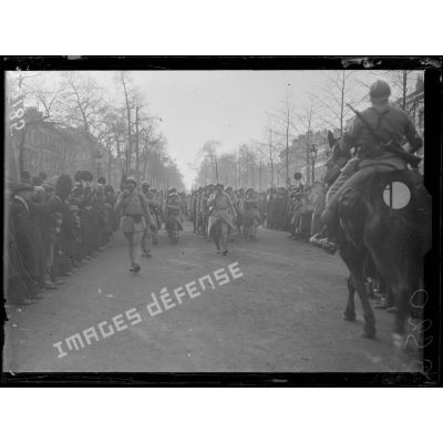 Bruxelles, Belgique. La foule acclame la 70e division défilant dans les rues de la ville. [légende d'origine]