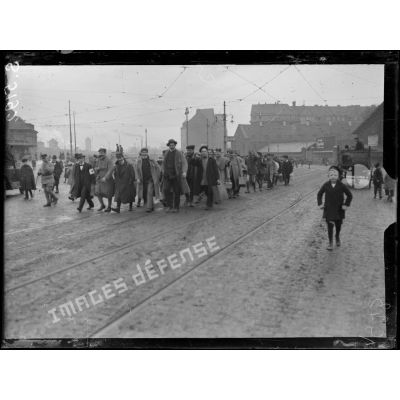 Cologne. Convoi de prisonniers évadés d'Allemagne arrivant dans la ville. [légende d'origine]