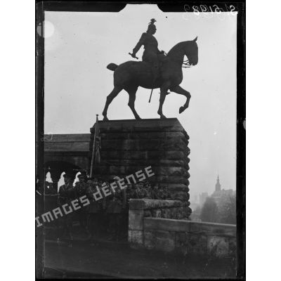 Cologne. Entrée des troupes anglaises. Le général Plumer et son état major au pied de la statue de Guillaume II assistent au défilé des troupes. [légende d'origine]