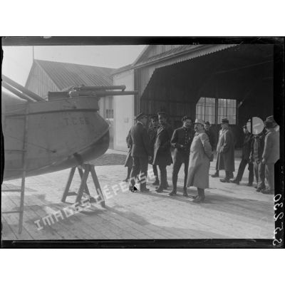 Cazaux. Le prince et les officiers français de l'école devant un hydravion-canon. [légende d'origine]