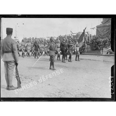 Paris 14 juillet 1919. Fête de la Victoire. Le défilé. L'Ecole de Saint-Cyr. [légende d'origine]