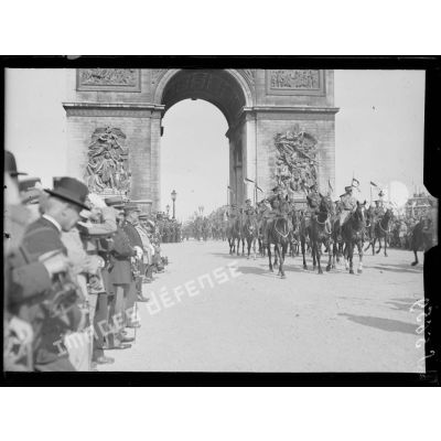 Paris 14 juillet 1919. Fête de la victoire. Défilé des troupes anglaises sous l'arc de Triomphe. Le maréchal Haig. [légende d'origine]