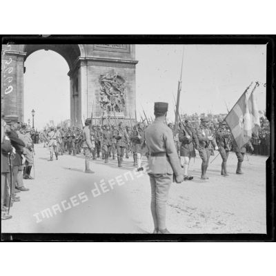 Paris 14 juillet 1919. Fête de la victoire. Défilé des troupes grecques. [légende d'origine]