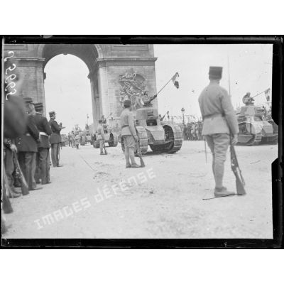 Paris 14 juillet 1919. Fête de la victoire. Le défilé des tanks. [légende d'origine]