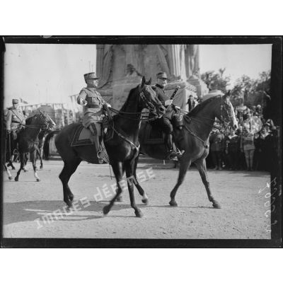 Paris 14 juillet 1919. Fête de la victoire. Les maréchaux Joffre et Foch. [légende d'origine]