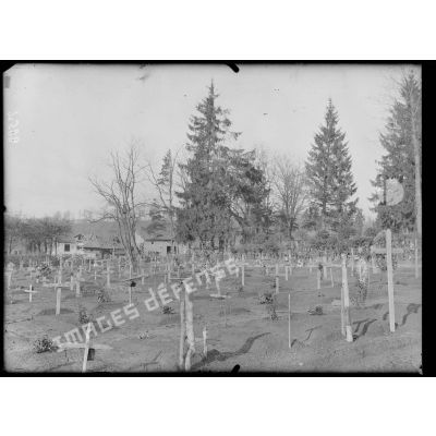 La Harazée (Marne). Côté ouest, avec un des cimetières militaires. [légende d'origine]