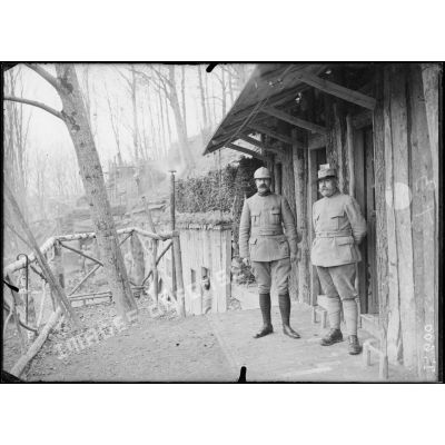 Le P.C. 20. Le Général Delbousquet et officier état Major. Ravin de Rond-Champ, Marne. [légende d'origine]