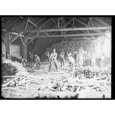 26 juillet 1915. Billy. Les réserves de bois pour la boulangerie où sans cesse des hommes sont occupés à fendre des bûches. [légende d'origine]