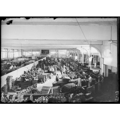 25 juillet 1915. Magic-City. A. L'atelier de découpage des cuirs. Machines-outils. [légende d'origine]